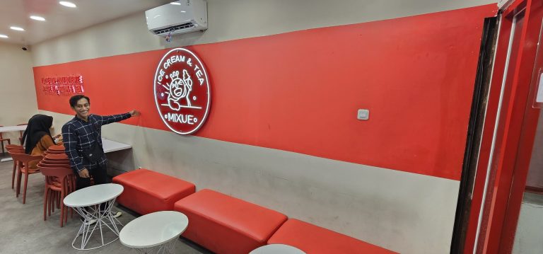 Hasil Pengerjaan Lettering Akrilik dan Pengecatan Dinding di salah satu outlet Mixue Surabaya