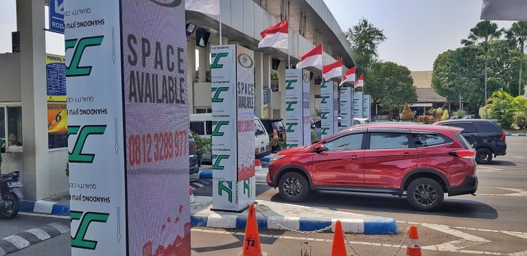 Pemasangan ACP di gerbang parkir terminal 2 Bandara Juanda Surabaya oleh BPJ