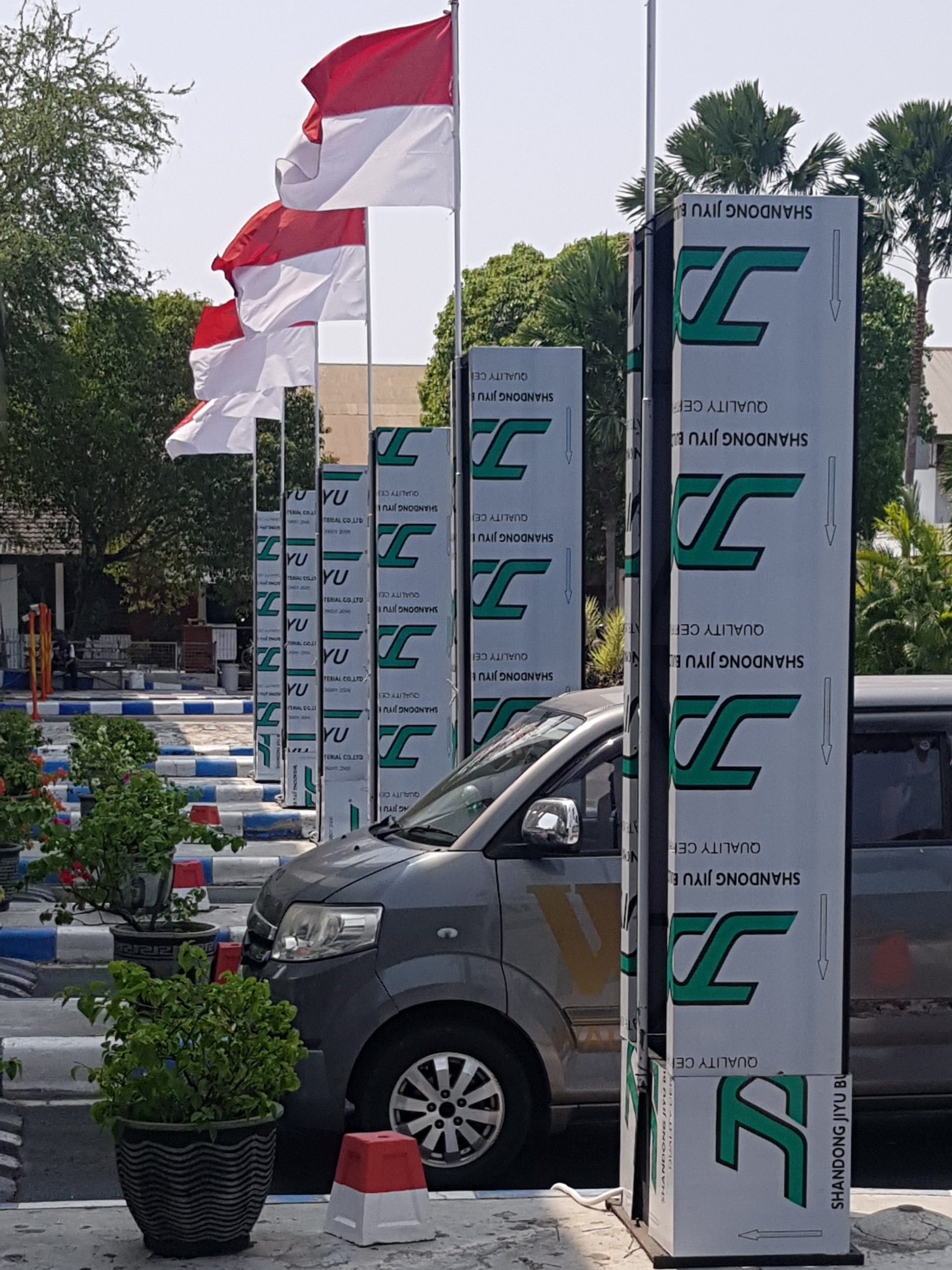 ACP dipasang di gerbang parkir terminal 2 Bandara Juanda Surabaya